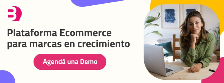 Dueña de marca sonriendo mientras gestiona su tienda online en una plataforma ecommerce