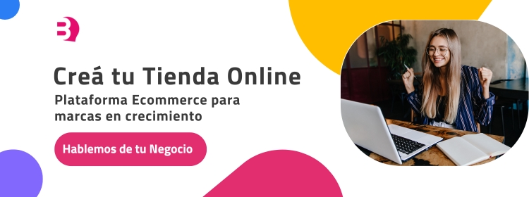 Emprendedora feliz gestionando su tienda online en una plataforma ecommerce para marcas en crecimiento