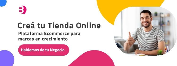Hombre contento usando su tienda online en una plataforma ecommerce para marcas en crecimiento