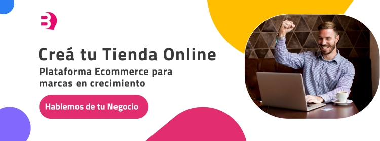 Hombre satisfecho con su tienda online creada en una plataforma ecommerce para marcas en crecimiento