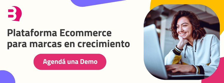 Mujer mirando estadísticas de ventas en el panel de una plataforma ecommerce